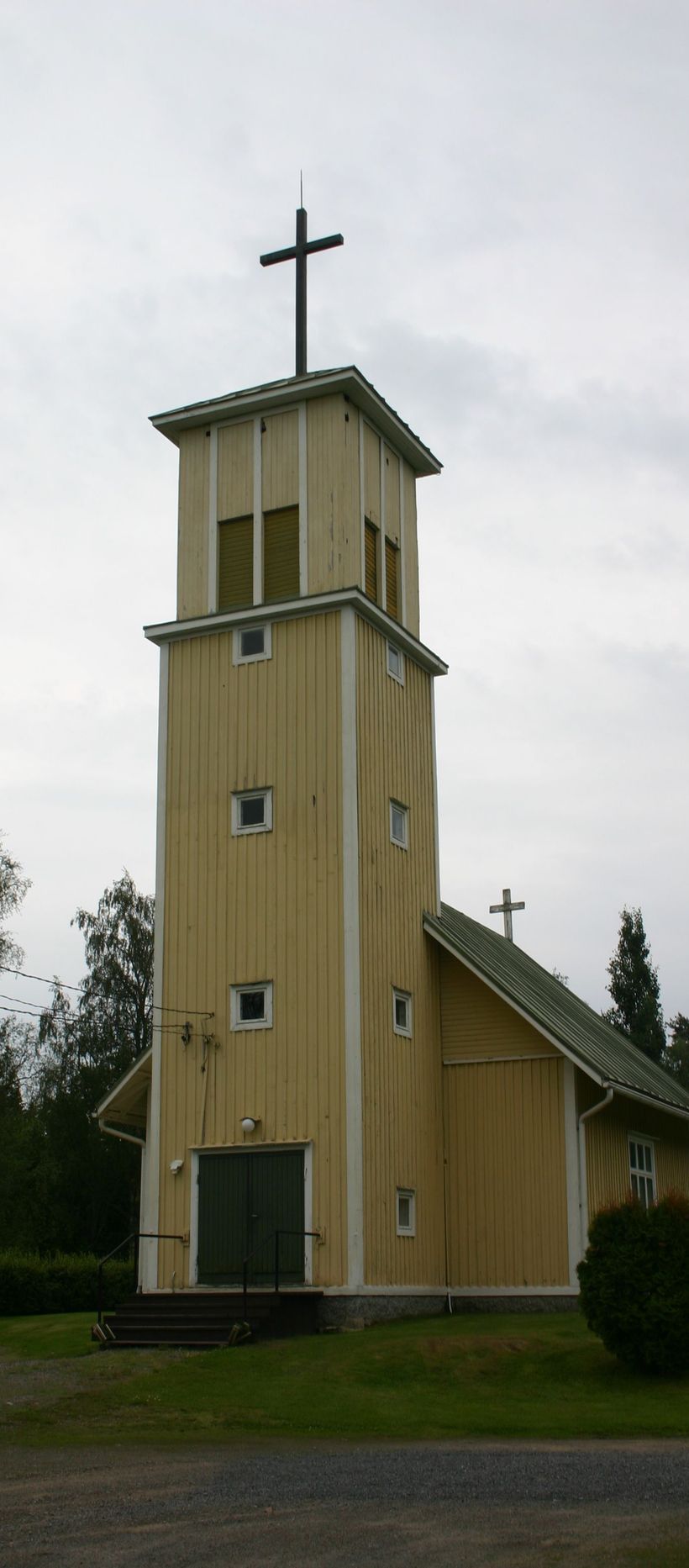Tiukan kappeli, keltainen puurakennus, jossa korkea kellotorni