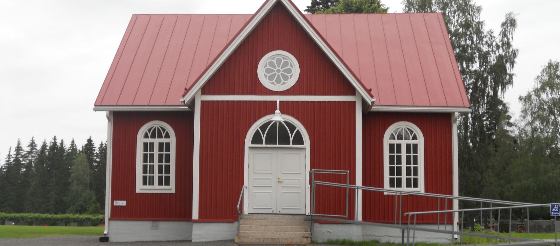 Åsändanin kappeli, punainen pieni puurakennus, jossa valkoiset nurkat.